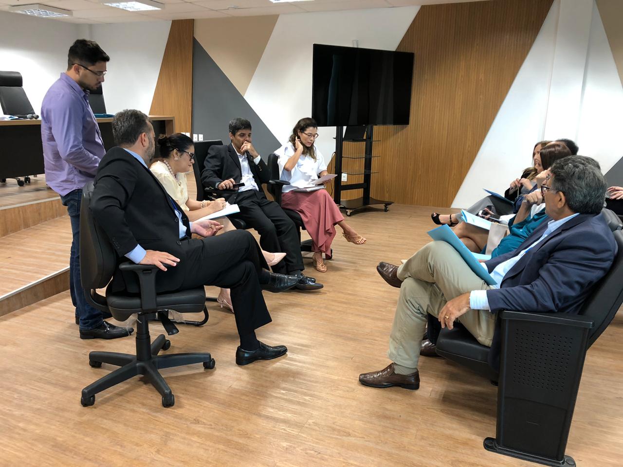 Pessoas sentadas em reunião 