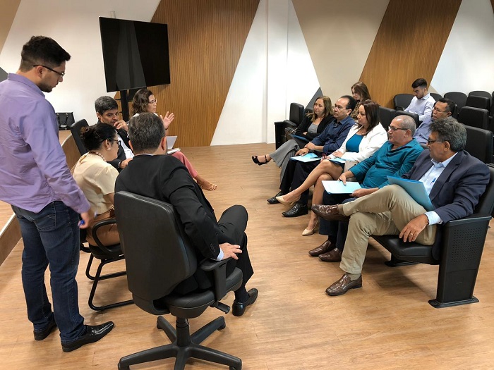 Pessoas sentadas em auditório 
