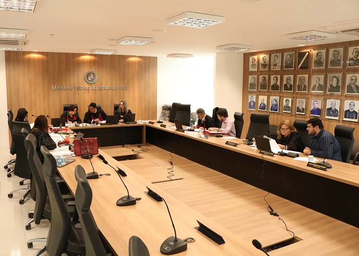 Pessoas sentadas atrás de uma bancada