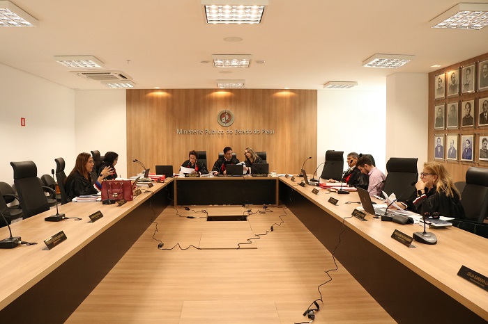 Pessoas sentadas atrás de uma bancada