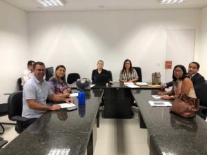 Pessoas sentadas em volta de uma mesa