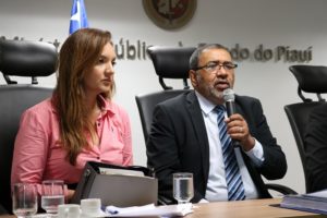 pessoas sentadas