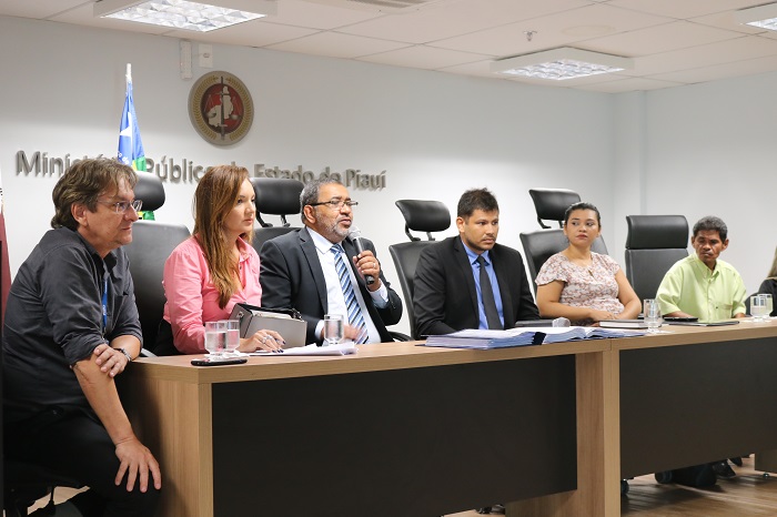 pessoas sentadas