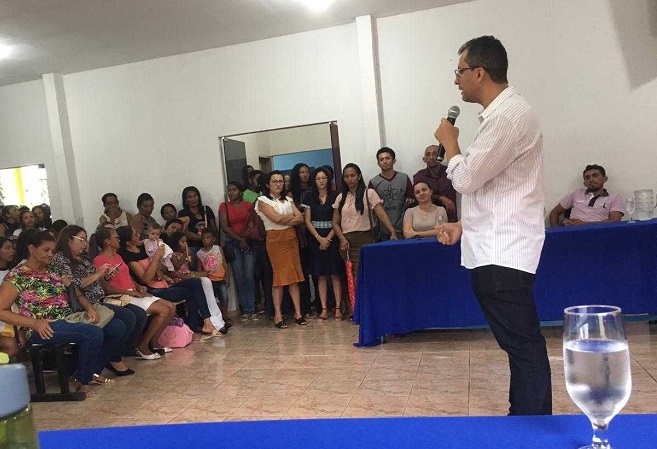 pessoas sentadas