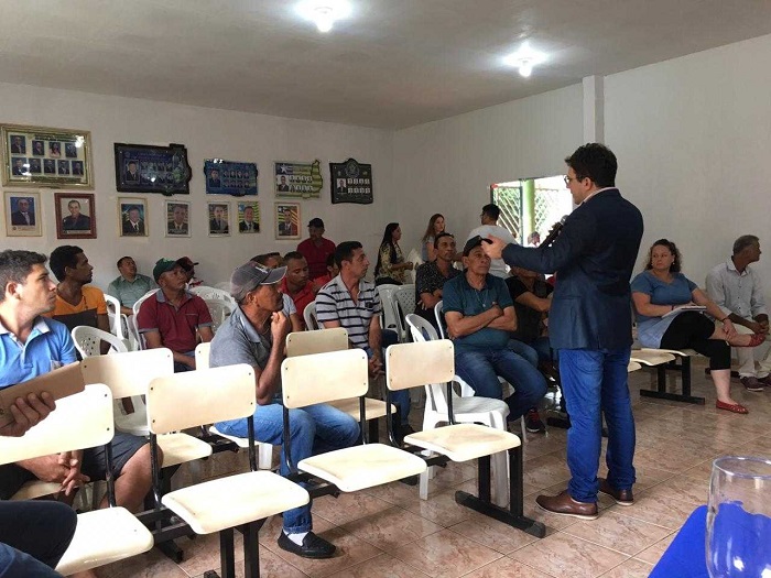 pessoas assistindo em público