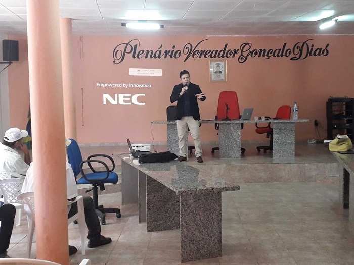 pessoas sentadas
