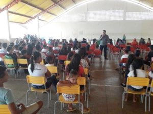pessoas sentadas em público