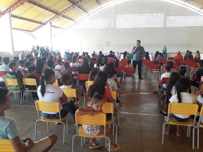 pessoas sentadas em público