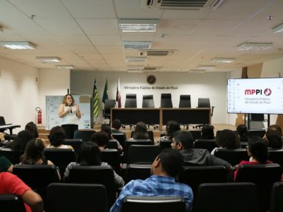 pessoas em pé
