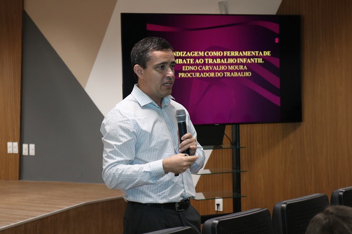 pessoas em pé