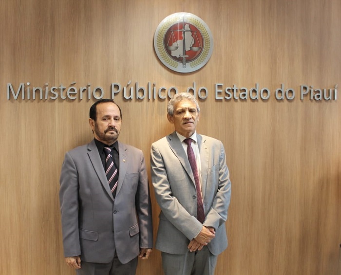 Duas pessoas de pé 