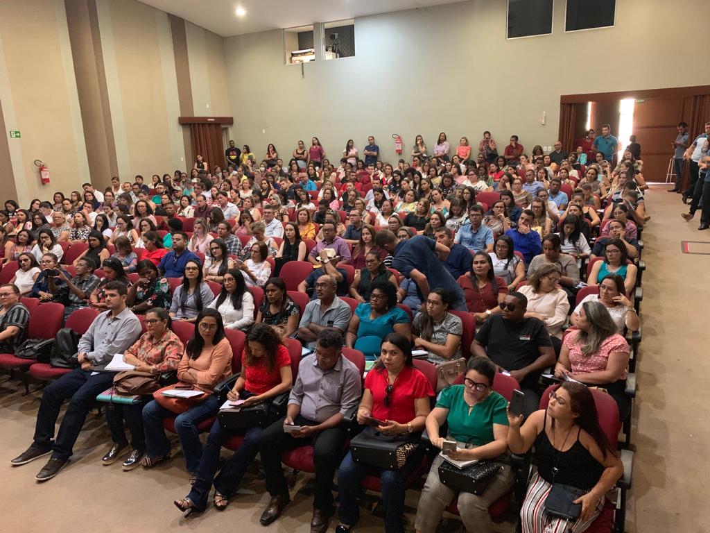 Pessoas sentadas em um auditório 