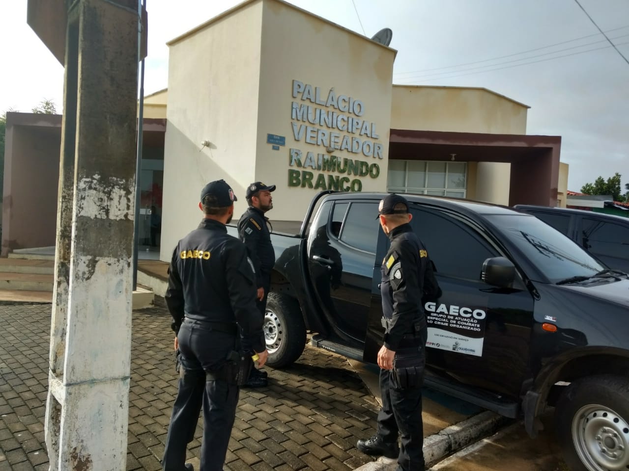 Equipes do Gaeco cumprindo mandados