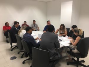 Pessoas sentadas em volta de uma mesa