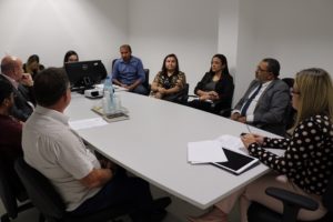 Pessoas sentadas em volta de uma mesa