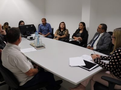 Pessoas sentadas em volta de uma mesa