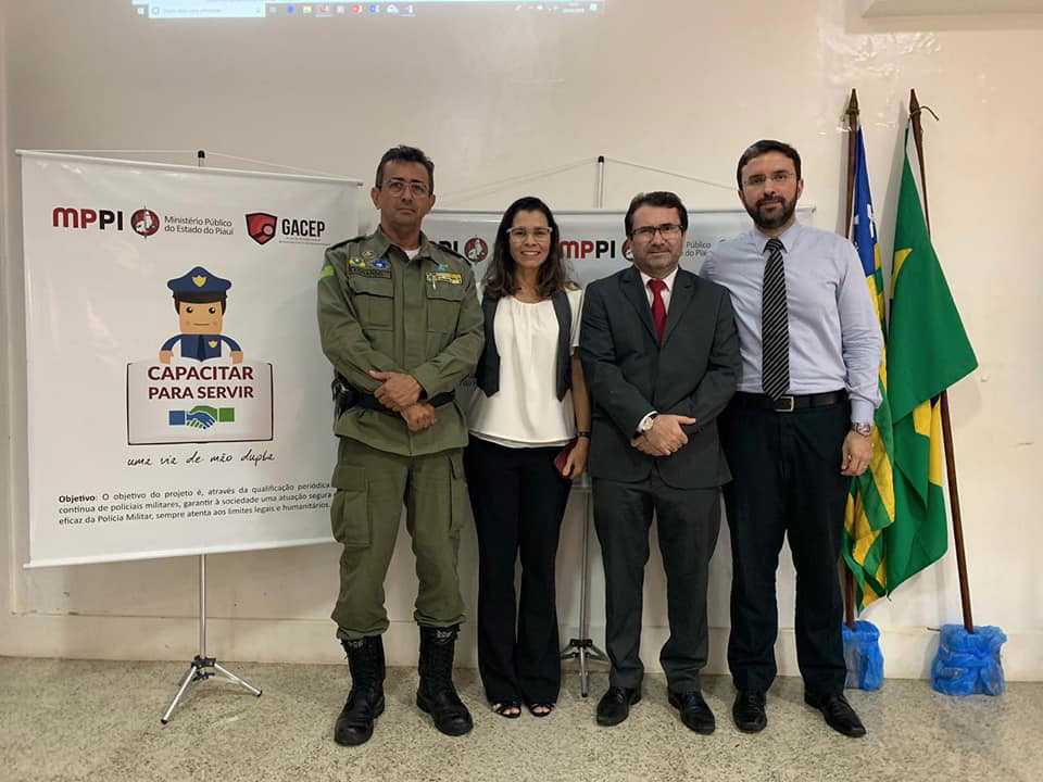 Pessoas de pé sorrindo para a foto