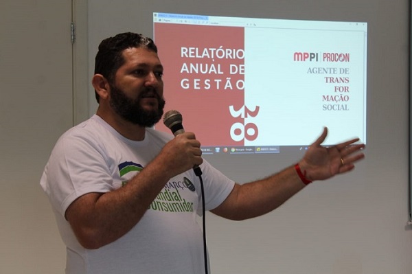 Homem de pé apresenta relatório