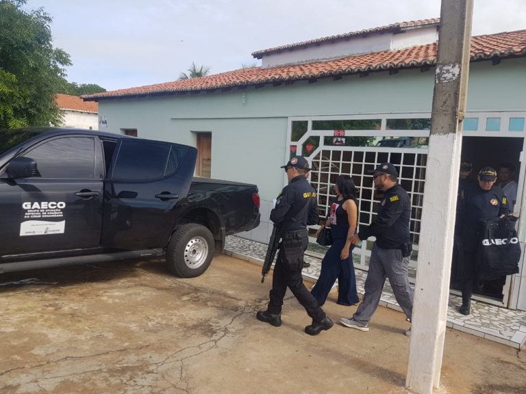 Equipe do GAECO cumprindo mandados
