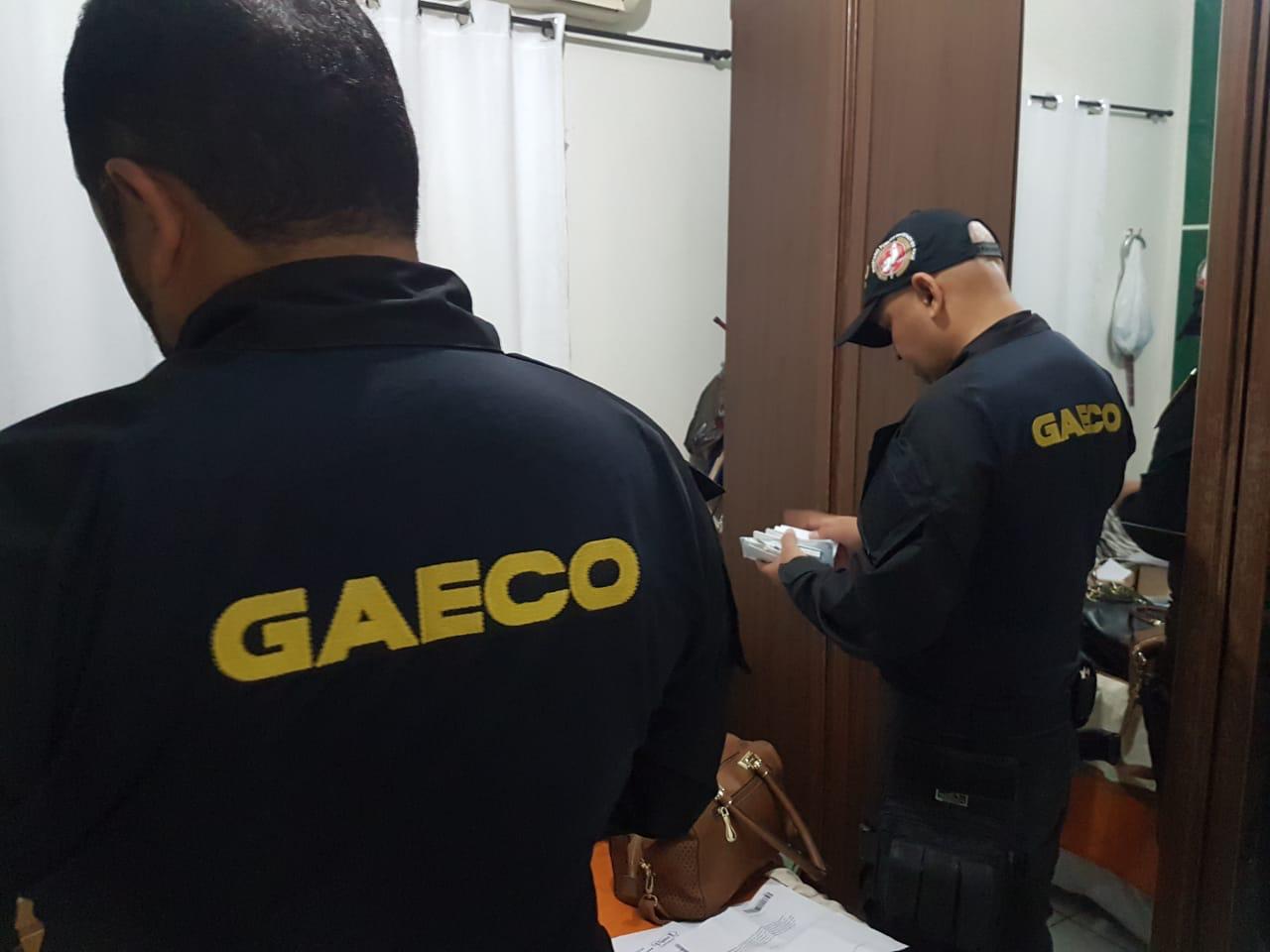 Equipe do GAECO cumprindo mandados de busca e apreensão