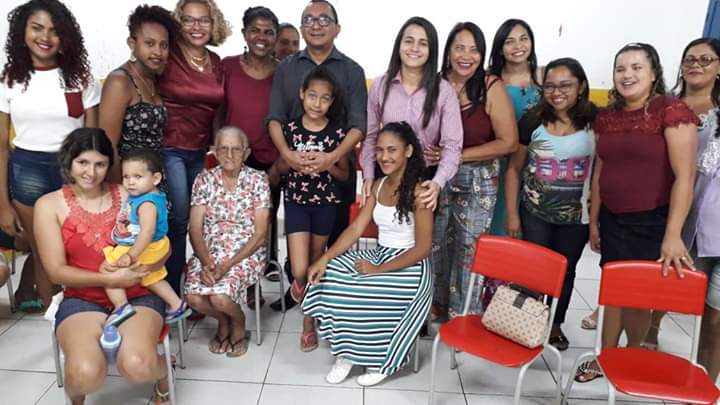 Pessoas de pé sorrindo