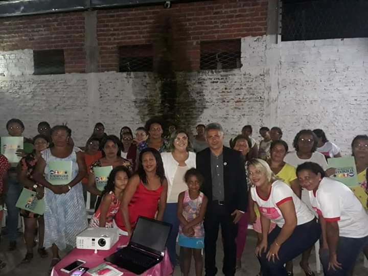 Pessoas de pé sorrindo