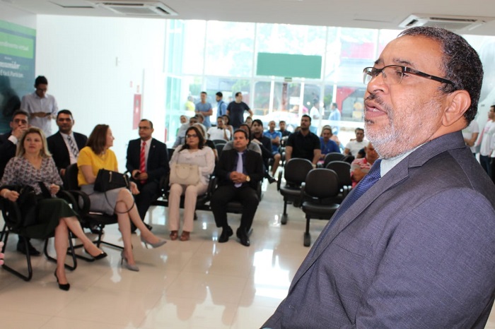 Homem de pé apresenta relatório