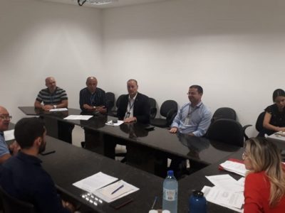 Pessoas reunidas em volta de uma mesa