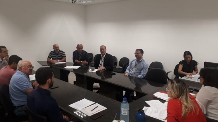 Pessoas reunidas em volta de uma mesa