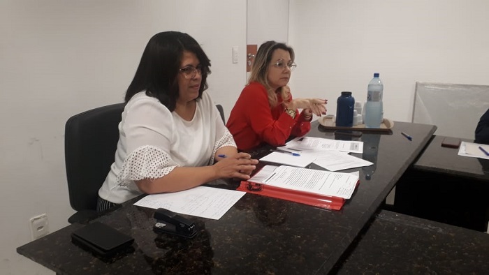Pessoas observando argumentação 