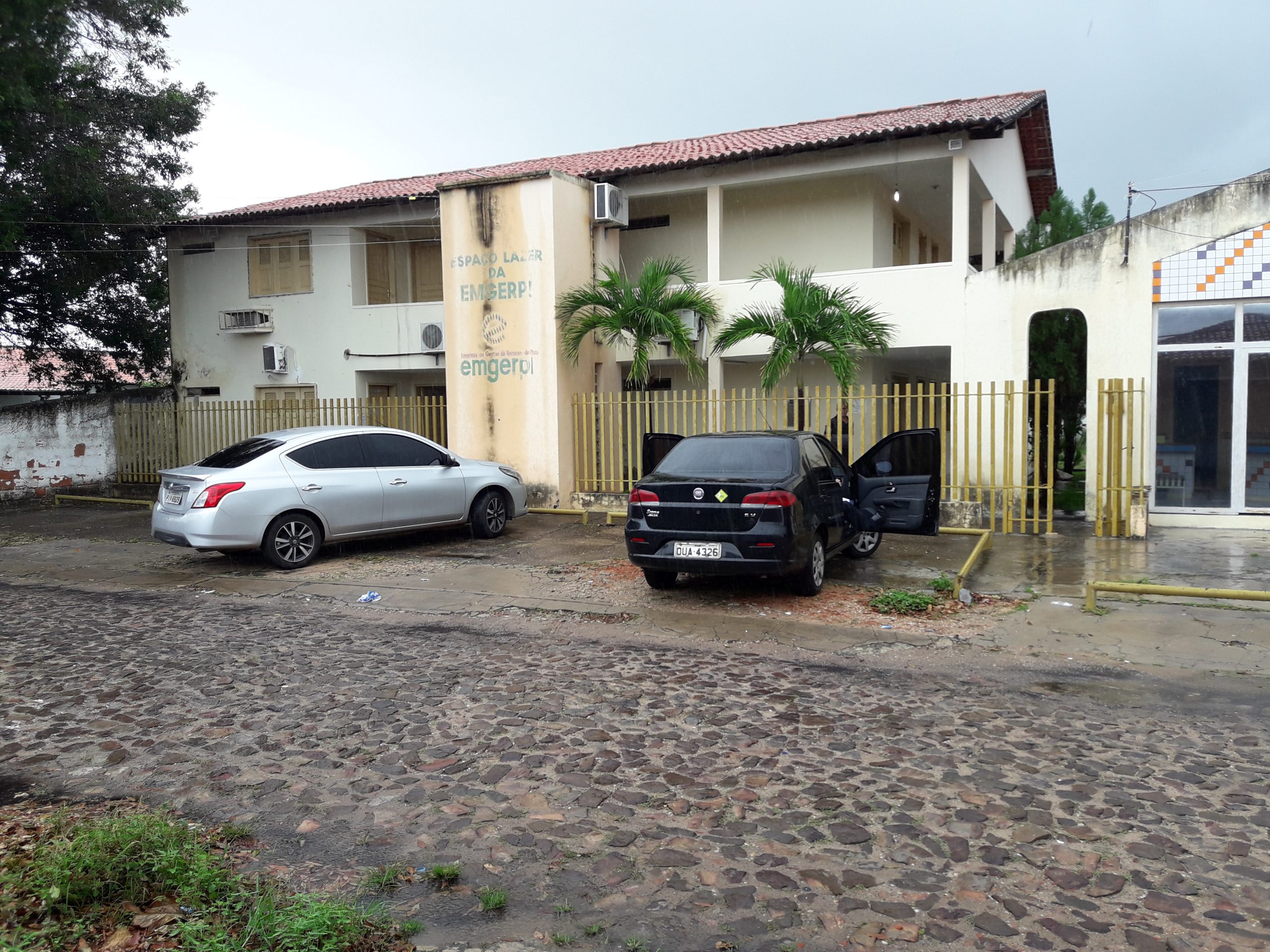 Prédio com carros estacionados