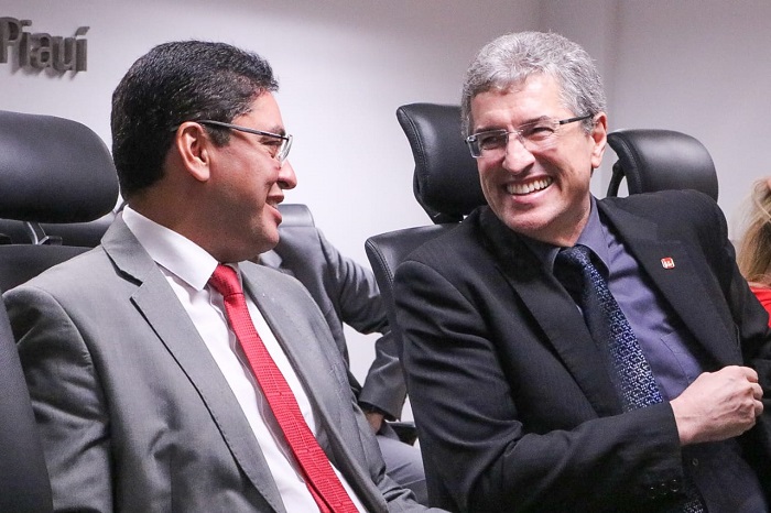 Homens sorrindo