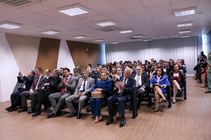 Pessoas atentas à palestra