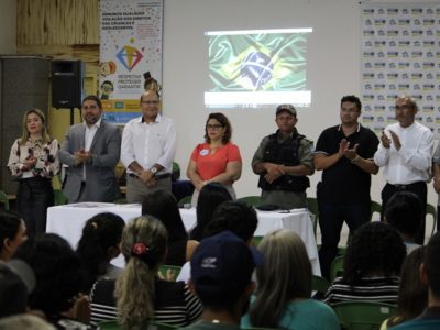 Pessoas de pé durante abertura do evento