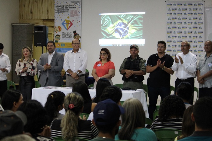 Pessoas de pé durante abertura do evento