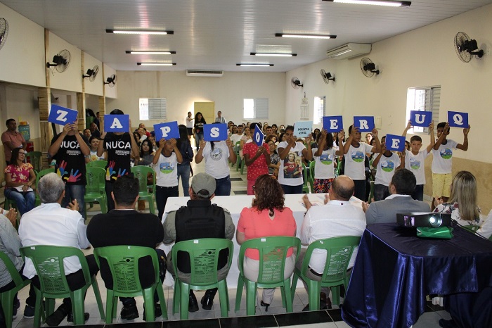 Crianças se apresentam durante evento