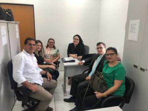 pessoas sentadas