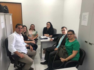 pessoas sentadas