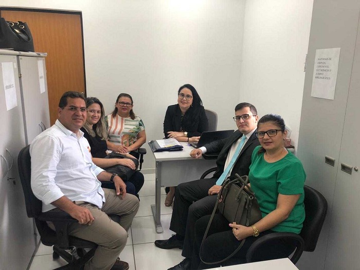 pessoas sentadas