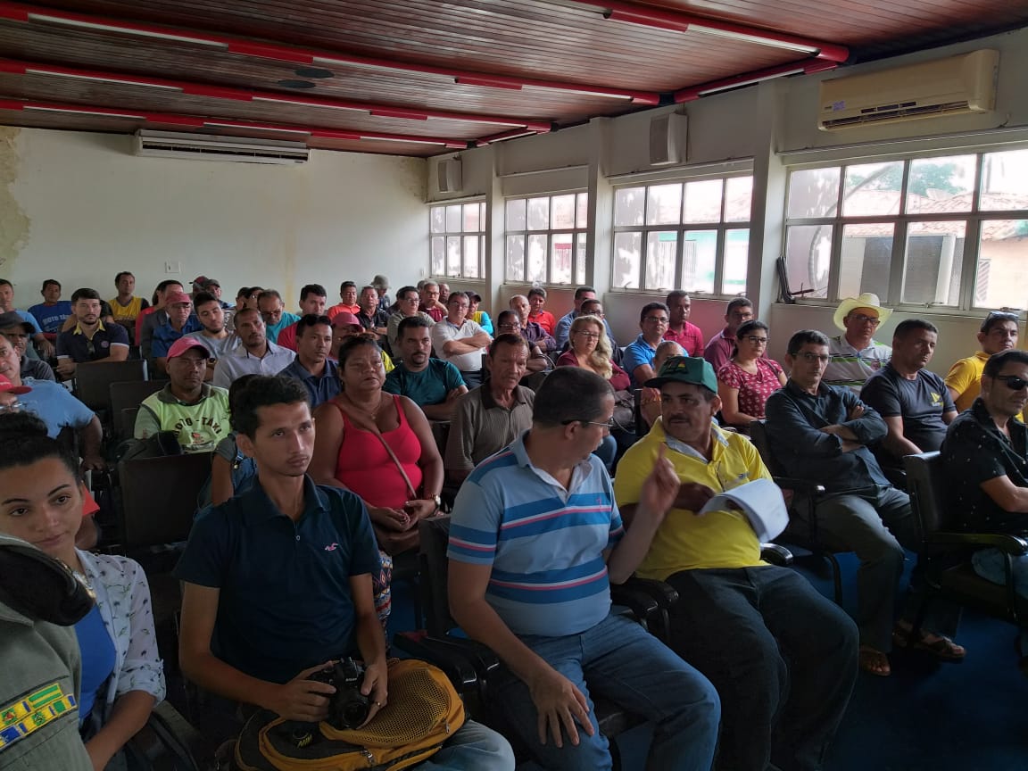 pessoas sentadas em auditorio