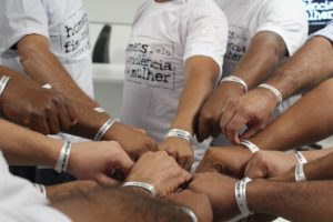 Pessoas com as mãos em forma de círculo