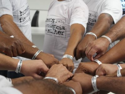 Pessoas com as mãos em forma de círculo
