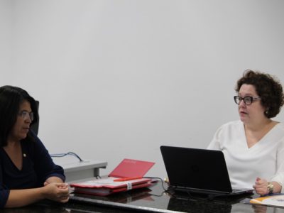pessoas sentadas