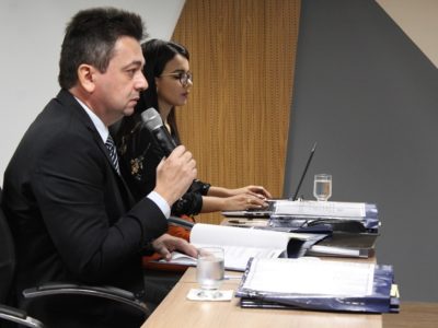 Homem falando para público