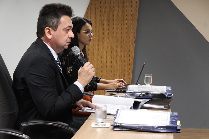Homem falando para público
