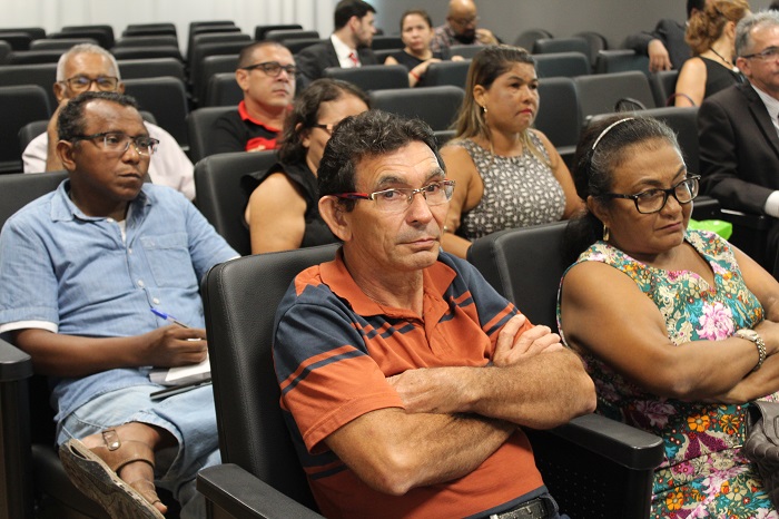 pessoas sentadas
