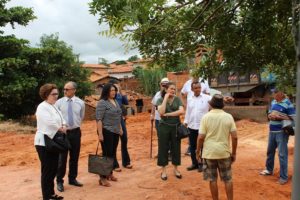 Pessoas de pé observando paisagem