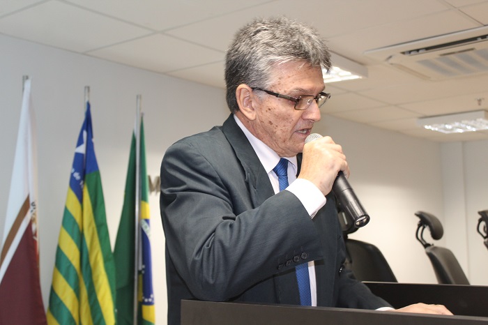 Homem falando diante de plateia 