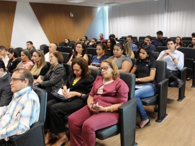 Pessoas reunidas em volta de uma mesa
