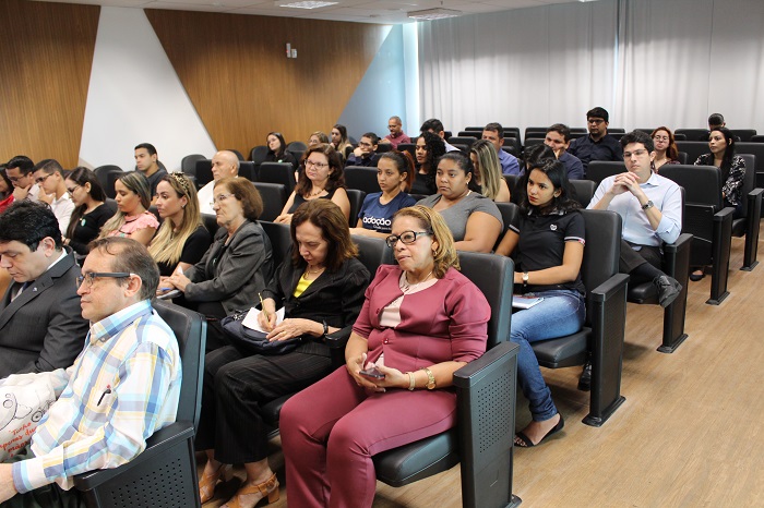 Pessoas reunidas em volta de uma mesa